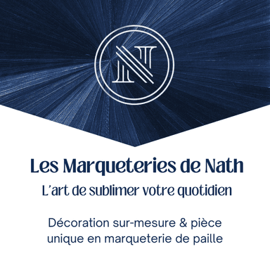 Logo de l'entreprise Les Marqueteries de Nath avec fond en marqueterie de paille bleue foncée avec le motif de soleil depuis le centre